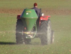 Çınarlı Çiftçi Tarlaya Gübre Atmaya Başladı