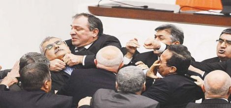 Meclis'te yine yumruklar konuştu!