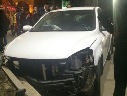 Direksiyon hâkimiyetini kaybeden araç, orta refüje çarptı