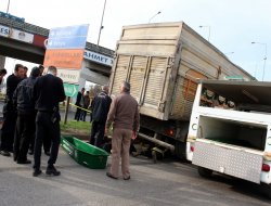 Bisiklet Sürücüsü Kamyonun Altında Kaldı
