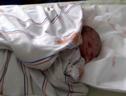 Çocuğunu Boğmaya Çalışırken Yakalandı