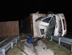 Mermer Yüklü Tır Devrildi: 1 Yaralı