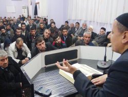 'Kur'an'ı Hayatında Tatbik Eden Doğru Yoldadır'