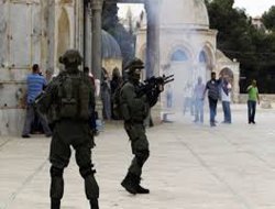 Siyonist güçler Mescid-i Aksa 'da 30 Filistinliyi yaraladı