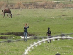 Çocuklar mayınlı alanda oynuyorlar