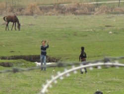 Çocuklar mayınlı alanda oynuyorlar