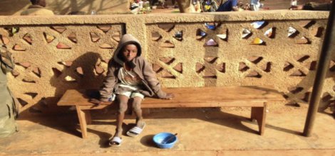 Orta Afrikalı çocuğun yalınayak ve yalnız kaçışı