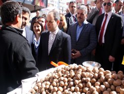 Vatandaş Bakanın elini tutmak istemedi