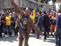 Eğitim Sen'in basın açıklamasında silahlı bir kişi yakalandı