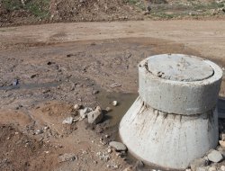 İki okulun dibindeki pis su birikintileri tehlike saçıyor