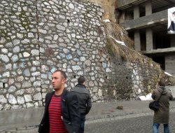 Yolda yürürken kafasına kaya düştü