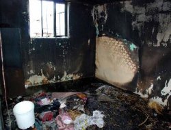 Evi yanan Ağrılı aile sokakta kaldı şimdi yardım bekliyor