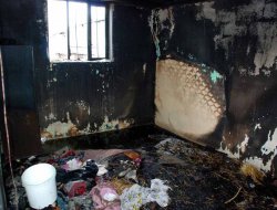 Evinin yanması sonucu sokakta kalan aile yardım bekliyor