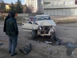 Ergani'de iki araç kafa kafaya çarpıştı: 3 yaralı