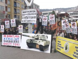 Tank üstünde 28 Şubat'a protesto