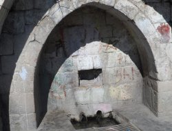 Tarihi çeşmeye yazık oluyor