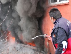 Terk edilen okulun kalorifer kazanı patladı