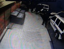 HÜDA PAR flamaları polisin önünde sökülüp yakıldı