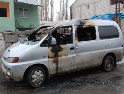 Ağrı'da, aydınlatılmayan araç kundaklamalarına bir yenisi eklendi