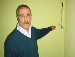 Güvenlik kamerasını kıran şahıslar iş merkezine girdi