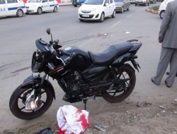 Motosiklet jeepin altında kaldı: bir ağır yaralı