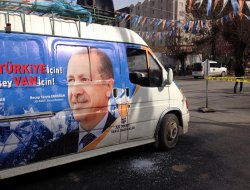 Van'da Ak Parti seçim aracına saldırı
