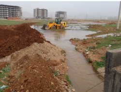 Beyazsu hattı patladı, TOKİ'nin çevresi sular altında kaldı