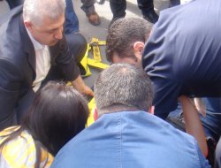 Bakanın koruma aracı bayana çarptı