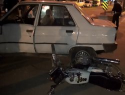 Motosiklet otomobille çarpıştı