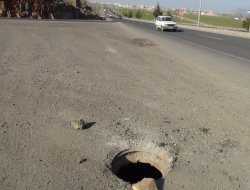 Karayolunda kapağı olmayan rögar tehlike saçıyor