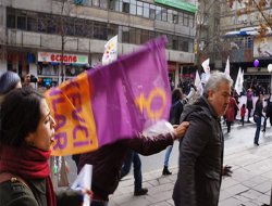 Şiddete karşı yürüyen kadınlar Ak Parti'ye saldırdı