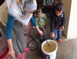 Mahalle halkı çamurlu su içiyor