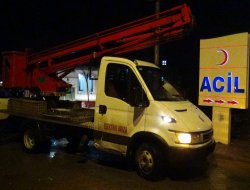 Parti flamalarını indiren işçi, akıma kapılarak ağır yaralandı