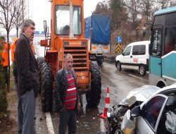 Otomobil iş makinesine çarptı