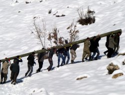 Elektrik arıza ekiplerinin zorluklarla mücadelesi