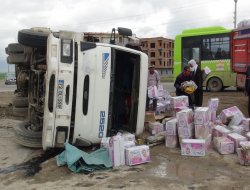 Çocuk bezi yüklü kamyon devrildi