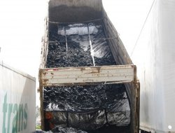 Kamyonda kömürün altında kaçak sigara ve telefonlar çıktı