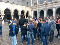 Çermik, Lice ve Silvan'da okuyan yatılı öğrenciler Diyarbakır'ı gezdi