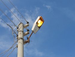 Gündüz yanan sokak lambalarına tepki