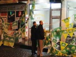 Bitlis'te asılan siyasi parti flamaları ve bayrakları kaldırıldı