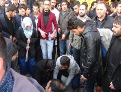 Van'da BDP'li çetelerin saldırısında cep telefonu da çalındı