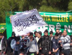 Kutlu Doğum Şehidinin bayrağı istasyon meydanındaydı