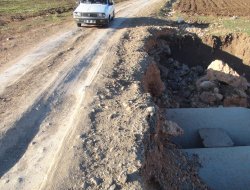 Çınar'da yağmur sularının aşındırdığı köy yolu tehlike saçıyor