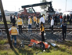 Trenin çarptığı serviste ölenlerin kimlikleri belirlendi