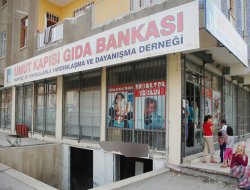 Umut Kapısından 555 aileye gıda yardımı