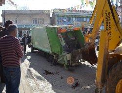 Belediye aracı çöken yolun kurbanı oldu