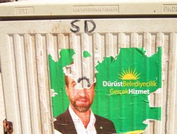 Bu afişleri kim yırtıyor?