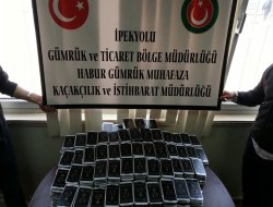 Araçların zulasından kaçak telefonlar çıktı