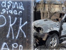 Çaldıran'da araç kundaklayıp tehdit mesajı yazdılar