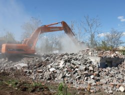 Tinercilerin meskeni haline gelen metruk binalar yıkıldı